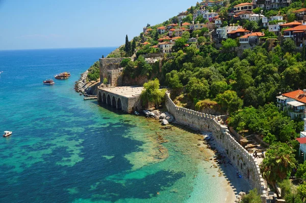 Ściana Capstone na brzegu pięknego Morza Śródziemnego w starożytnej tureckiej twierdzy, miasto Alanya. Antalya, Turcja. — Zdjęcie stockowe