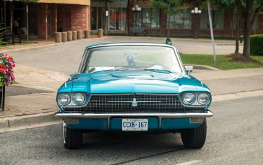 TORONTO, CANADA - 08 18 2018: 1967 Ford Thunderbird hardtop eski zamanlayıcı araba Amerikan otomobil üreticisi Ford Motor Company tarafından açık hava otomobil fuarı Wheels on the Danforth 'da sergilenmektedir