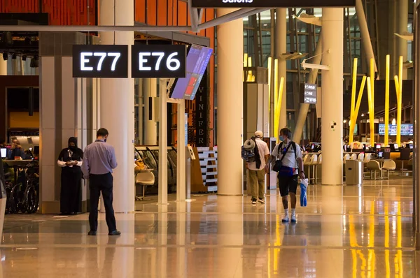 TORONTO, CANADA - 08 20 2020: Passengers wearing facial masks and practicing social distancing according to Canada COVID-19 pandemic health guidlines in night Toronto Pearson airport. — Stock Photo, Image