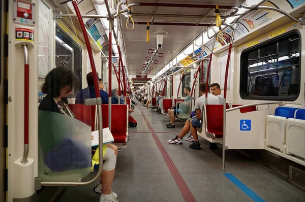 TORONTO, Kanada - 2016 06 27: TTC metro vagonundaki yolcular. Toronto Ulaşım Komisyonu ulaşım otobüsü, tramvay ve hızlı ulaşım hizmetleri işleten bir toplu taşıma şirketidir.