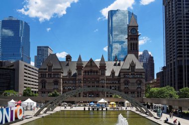 TORONTO, CANADA - 06 27 2016: Arka planda Eski Belediye Binası ve Cadillac Fairview Kulesi ile Nathan Phillips Meydanı 'ndaki çeşmeye bakın