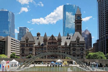 TORONTO, CANADA - 06 27 2016: Arka planda Eski Belediye Binası ve Cadillac Fairview Kulesi ile Nathan Phillips Meydanı 'ndaki çeşmeye bakın