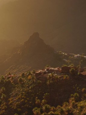 Sunset bulvarında dağlar