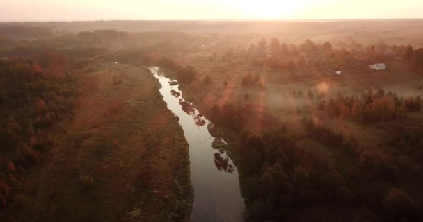 鸟瞰。秋天的全景。风景如画的风景, 有河流、树木和田野。晨雾。空中摄像镜头。阿尔泰, 西伯利亚. — 图库视频影像