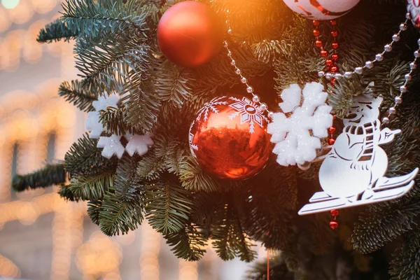 Großaufnahme der Weihnachtskugel vom Weihnachtsbaum. — Stockfoto