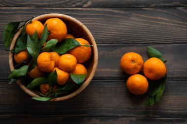Mandalina - portakal, mandalina, clementines, narenciye meyve sepeti ahşap arka plan üzerinde yaprakları ile