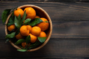 Mandalina - portakal, mandalina, clementines, narenciye meyve sepeti ahşap arka plan üzerinde yaprakları ile