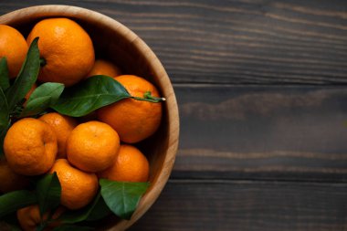 Mandalina - portakal, mandalina, clementines, narenciye meyve sepeti ahşap arka plan üzerinde yaprakları ile