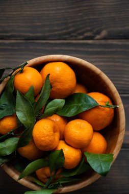 Mandalina - portakal, mandalina, clementines, narenciye meyve sepeti ahşap arka plan üzerinde yaprakları ile