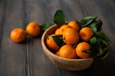 Mandalina - portakal, mandalina, clementines, narenciye meyve sepeti ahşap arka plan üzerinde yaprakları ile
