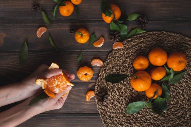 Mandalina ahşap arka plan üzerinde tutan eller. Smartphone için iyi duvar kağıtları