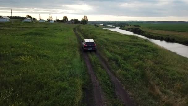 Vista areal do carro dirigindo perto de um belo rio — Vídeo de Stock