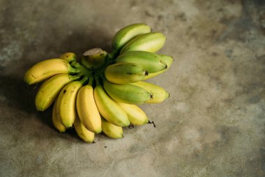 gri arka plan üzerinde taze mini muz