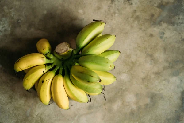 Mini Bananas Frescas Fundo Cinzento — Fotografia de Stock