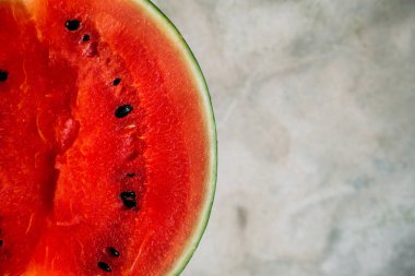 Gri arka plan portre üzerinde taze karpuz