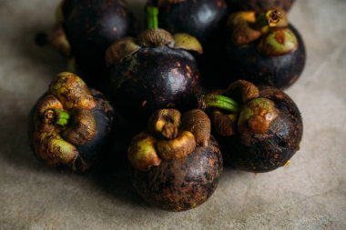 Taze mangostine. Taze tropikal meyve. Gri bir arka plan üzerinde. Üstten Görünüm.