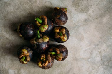 Taze mangostine. Taze tropikal meyve. Gri bir arka plan üzerinde. Üstten Görünüm.