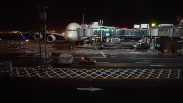 夜间机场的交通 — 图库视频影像