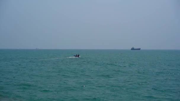 一艘小渔船在海上 — 图库视频影像