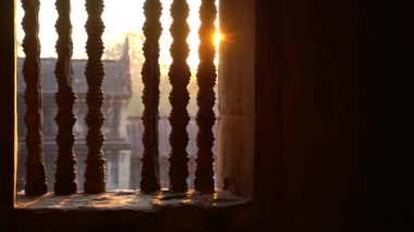 Sihirli renk güneş ışınları Angkor Wat penceresinde aracılığıyla ışık