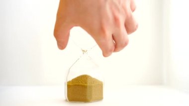 Mens üzerinde stilize kum saati dönüyor