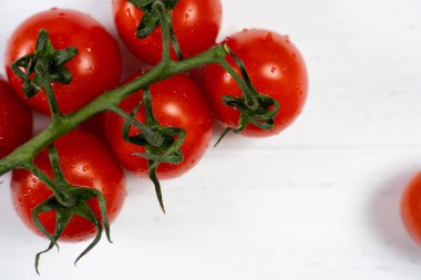 Beyaz ahşap zemin üzerinde taze kiraz domates.