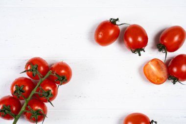 Beyaz ahşap zemin üzerinde taze kiraz domates.