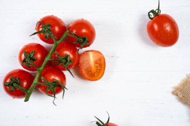 Beyaz ahşap zemin üzerinde taze kiraz domates.