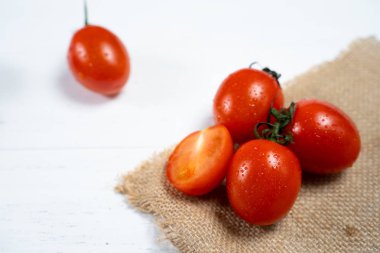 Beyaz ahşap zemin üzerinde taze kiraz domates.