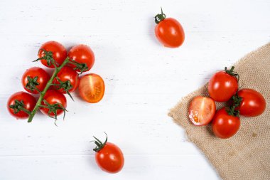 Beyaz ahşap zemin üzerinde taze kiraz domates.