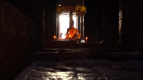 Estatua de Buda en el templo con velas — Vídeo de stock