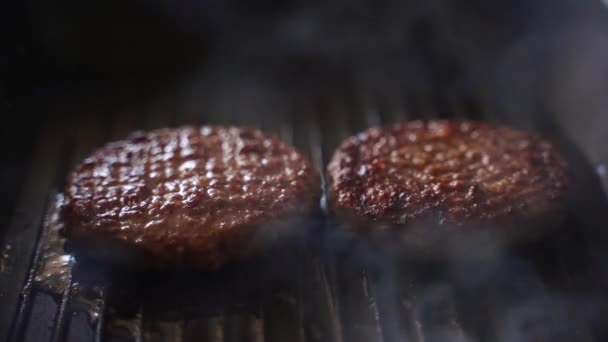 Hamburger koken Slow Motion. Close up op koekepan. — Stockvideo
