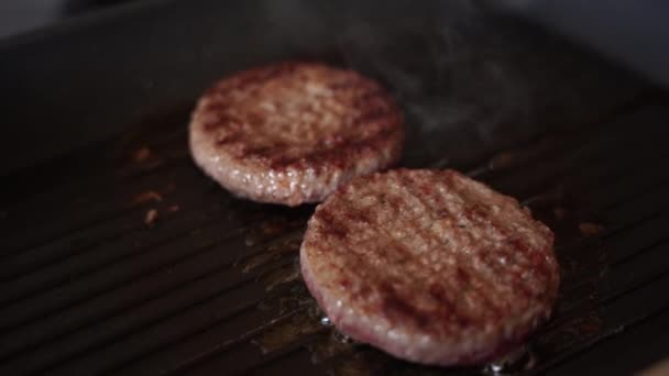 Hamburger koken. Close up op koekepan. — Stockvideo