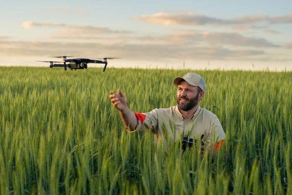 Atletik adam ve çavdar alan videografisi gün batımı arka planda drone yakalamak.
