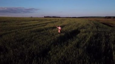 Atletik adam ve çavdar alan videografisi gün batımı arka planda drone yakalamak.