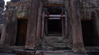 Ağaçlarda Kamboçya antik tapınağının genel planı. Angkor Wat