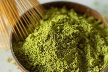 Gri bir arka plan üzerinde kahverengi bir fincan Matcha çay