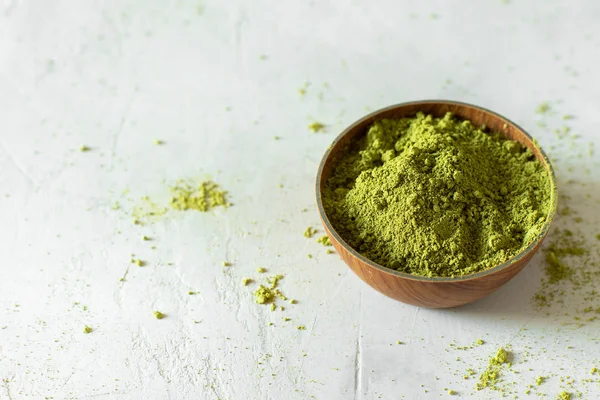 Gri bir arka plan üzerinde kahverengi bir fincan Matcha çay