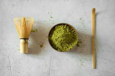 Gri bir arka plan üzerinde kahverengi bir fincan Matcha çay