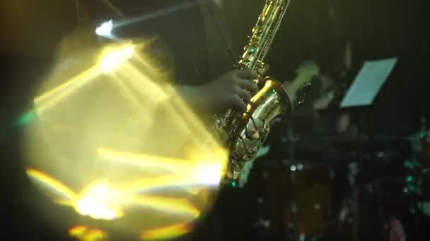 Jovem músico toca saxofone em um concerto — Vídeo de Stock