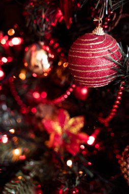 İçinde güzel Noel süsleri ve mesajların için bir yer olan Noel kartı..