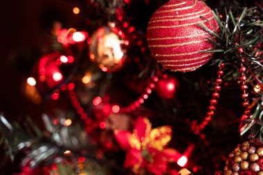 İçinde güzel Noel süsleri ve mesajların için bir yer olan Noel kartı..