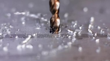 Demir veya çelik bir levha deler bir matkap makro çekim.