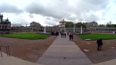 Almanya, Dresden, Zwinger Sarayı. Zwinger Sarayı 'nın bölgesinden yürü. Gopro.