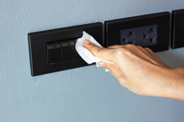 Taylandlı kadın ellerini alkol havlu yıkama düğmesiyle siler. El hijyen Corona virüsü koruması için Coronavirus önleme. COVID-19 önleme içeride dezenfekte ediliyor.