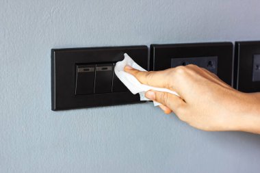 Taylandlı kadın ellerini alkol havlu yıkama düğmesiyle siler. El hijyen Corona virüsü koruması için Coronavirus önleme. COVID-19 önleme içeride dezenfekte ediliyor.