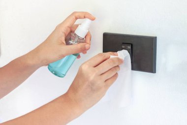 Taylandlı kadın ellerini alkol spreyi ve havlu yıkama düğmesiyle siler. El hijyen Corona virüsü koruması için Coronavirus önleme. COVID-19 önleme içeride dezenfekte ediliyor.