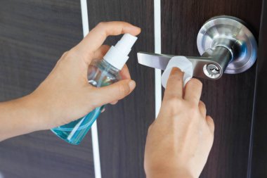 Taylandlı kadın ellerini alkol spreyi ve havlu yıkama düğmesiyle siler. El hijyen Corona virüsü koruması için Coronavirus önleme. COVID-19 önleme içeride dezenfekte ediliyor.