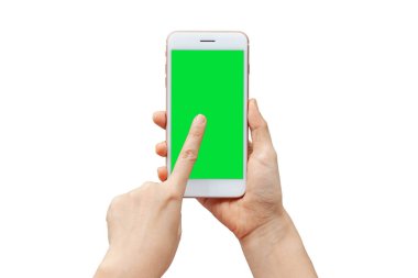Taylandlı kadın eli, beyaz arka planda izole edilmiş yeşil ekranlı cep telefonu gösteriyor.
