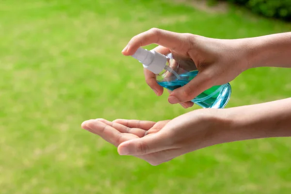 Mujer Tailandesa Limpia Las Manos Con Spray Lavado Manos Base — Foto de Stock